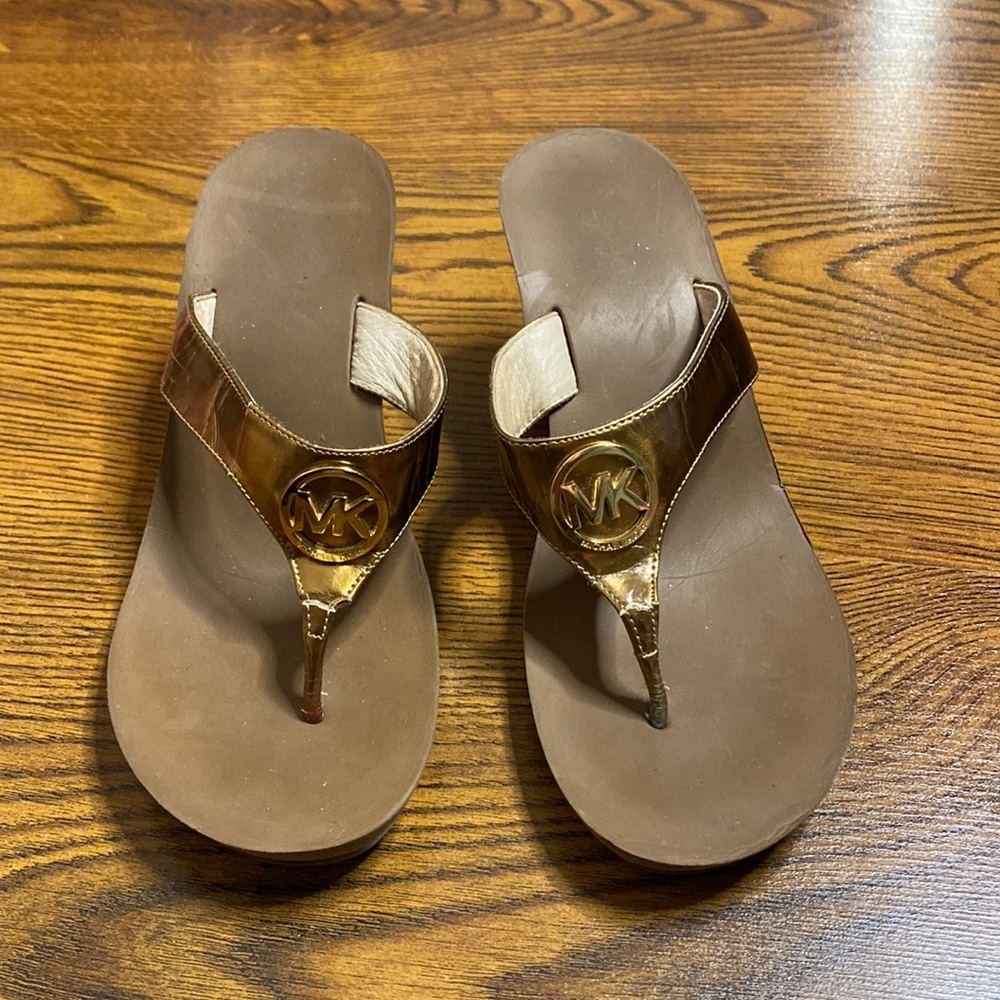 🌹 Michael Kors 🌹 Bronze Gold & Brown Wedge Thong Sandals - Picture 2 of 10